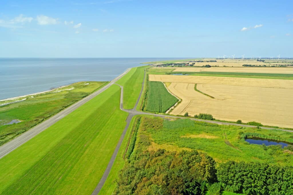 Nordsee, grüner Damm mit viel Ausblick