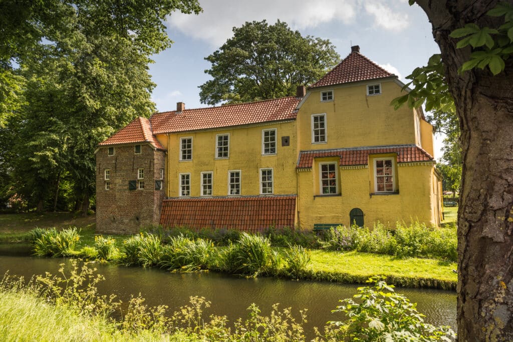 historische Manningaburg in Pewsum, Ostfriesland, Niedersachsen