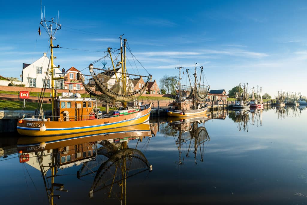 Hafen von Greetsiel mit Fischkuttern